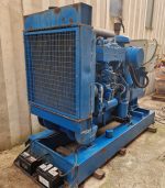 GRUPPO ELETTROGENO 135 KVA / 108 Kw SU SLITTA
MOTORE CUMMINS 4 CILINDRI NTA-495-G 190 HP
ALTERNATORE MARELLI mod. M6B 250 SC/4 135 KVA a 1500 GIRI/Min. - immagine 3