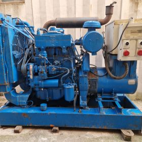 GRUPPO ELETTROGENO 135 KVA / 108 Kw SU SLITTA
MOTORE CUMMINS 4 CILINDRI NTA-495-G 190 HP
ALTERNATORE MARELLI mod. M6B 250 SC/4 135 KVA a 1500 GIRI/Min.