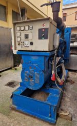 GRUPPO ELETTROGENO 135 KVA / 108 Kw SU SLITTA
MOTORE CUMMINS 4 CILINDRI NTA-495-G 190 HP
ALTERNATORE MARELLI mod. M6B 250 SC/4 135 KVA a 1500 GIRI/Min. - immagine 2