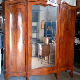 ARMADIO 3 ANTE INIZIO 900 IN LEGNO CON IMPIALLACCIATURA NOCE CON INTARSI E SPECCHIERA SAGOMATA E BORDI BISELLATI