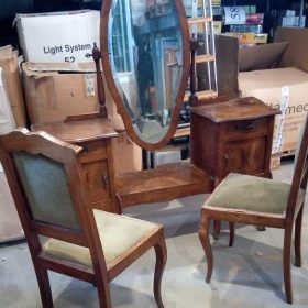 TOELETTA INIZIO 900 IN LEGNO E IMPIALLACCIATURA NOCE CON INTARSI COMPLETA DI SPECCHIERA OVALE SAGOMATA BORDI BISELLATI E DUE SEDIE