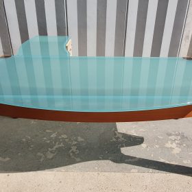 SCRIVANIA ANGOLARE CON PIANO IN CRISTALLO TEMPERATO E SATINATO CON CASSETTIERA