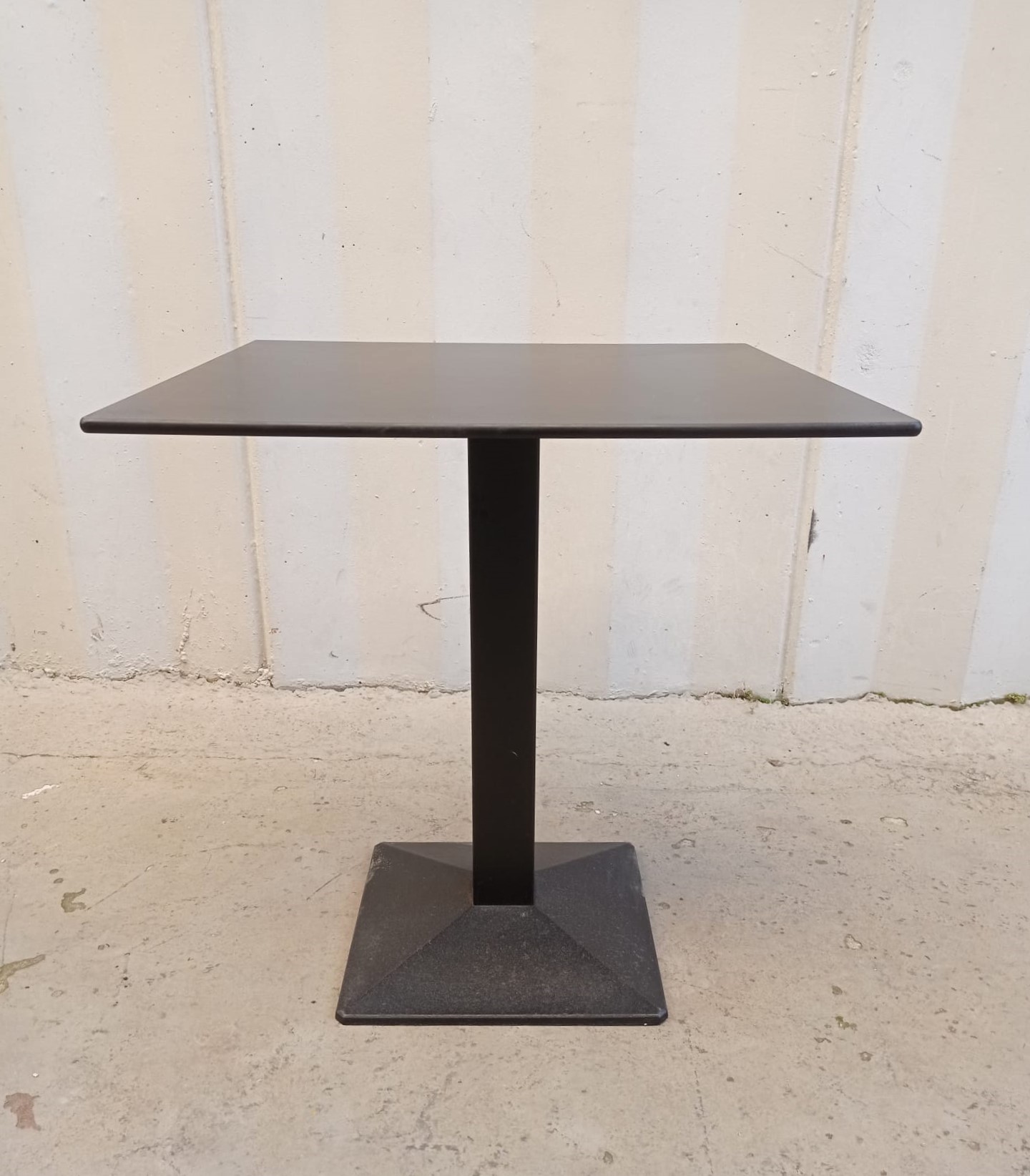 2329 -- 000 (2889) TAVOLO DESIGN PEDRALI CON BASE ACCIAIO VERNICIATO E PIANO MULTISTRATO NERO CM 70x70x75h - immagine 1